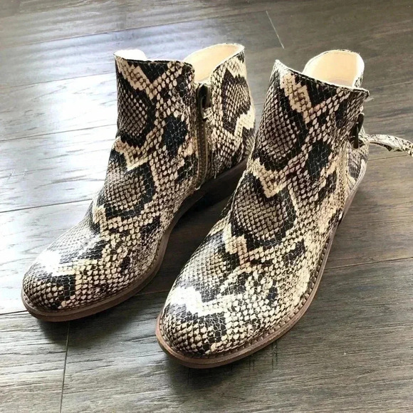 NWOT Gianni Bini Leather snakeskin pattern ankle boot, side zipper - Picture 5 of 11